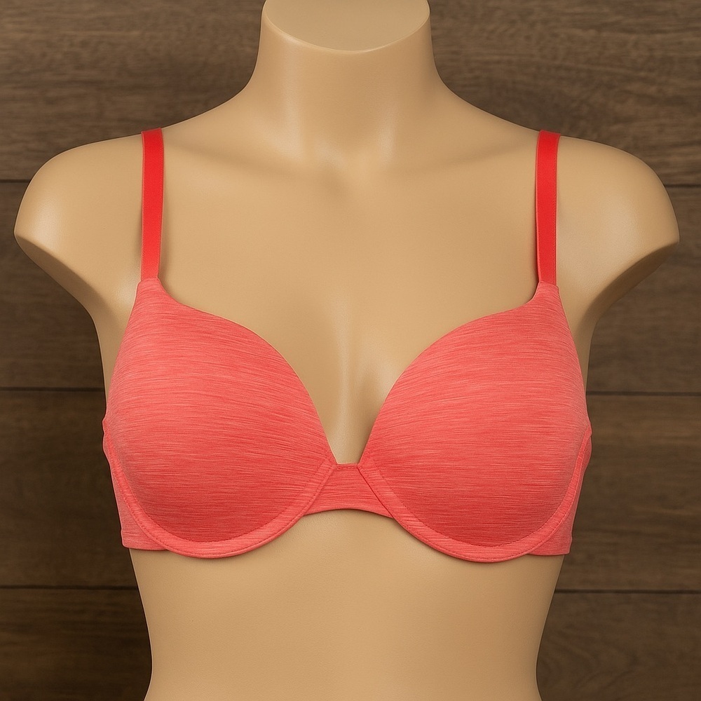 Cacique women’s lightly lined tshirt bra
Size 44DDD